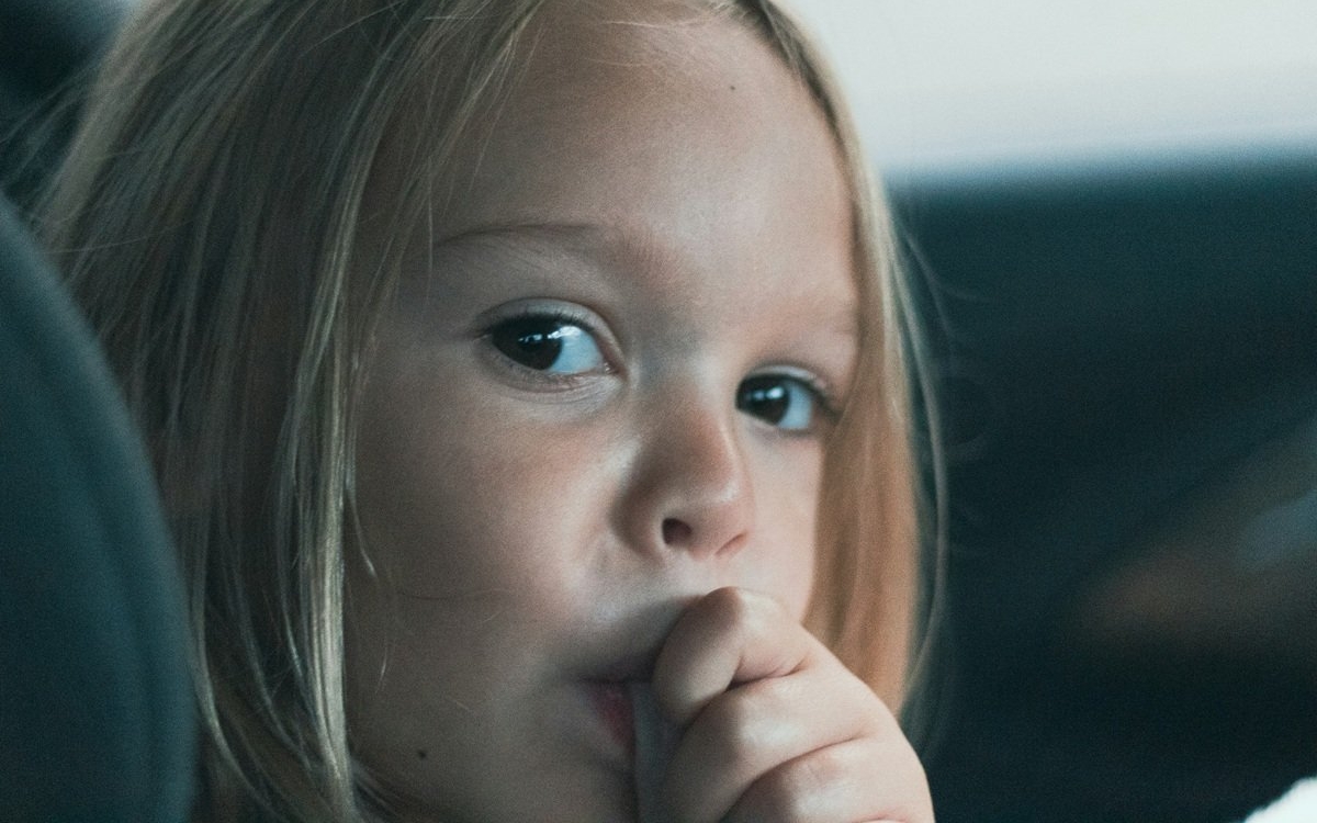 Copilul meu își suge degetul. Când ar trebui să mă îngrijorez