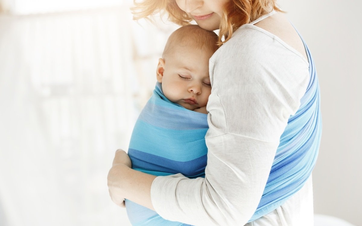 „Nu vrea să stea în pătuț”. De ce mulți bebeluși adorm doar în brațe sau în cărucior