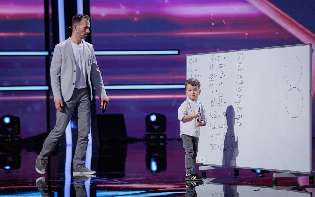 El este Albert, copilul-geniu de la „Românii au talent” care a învățat să citească la 2 ani. Ajuns la aproape 5 ani, face calcule cu radicali și știe codul Morse