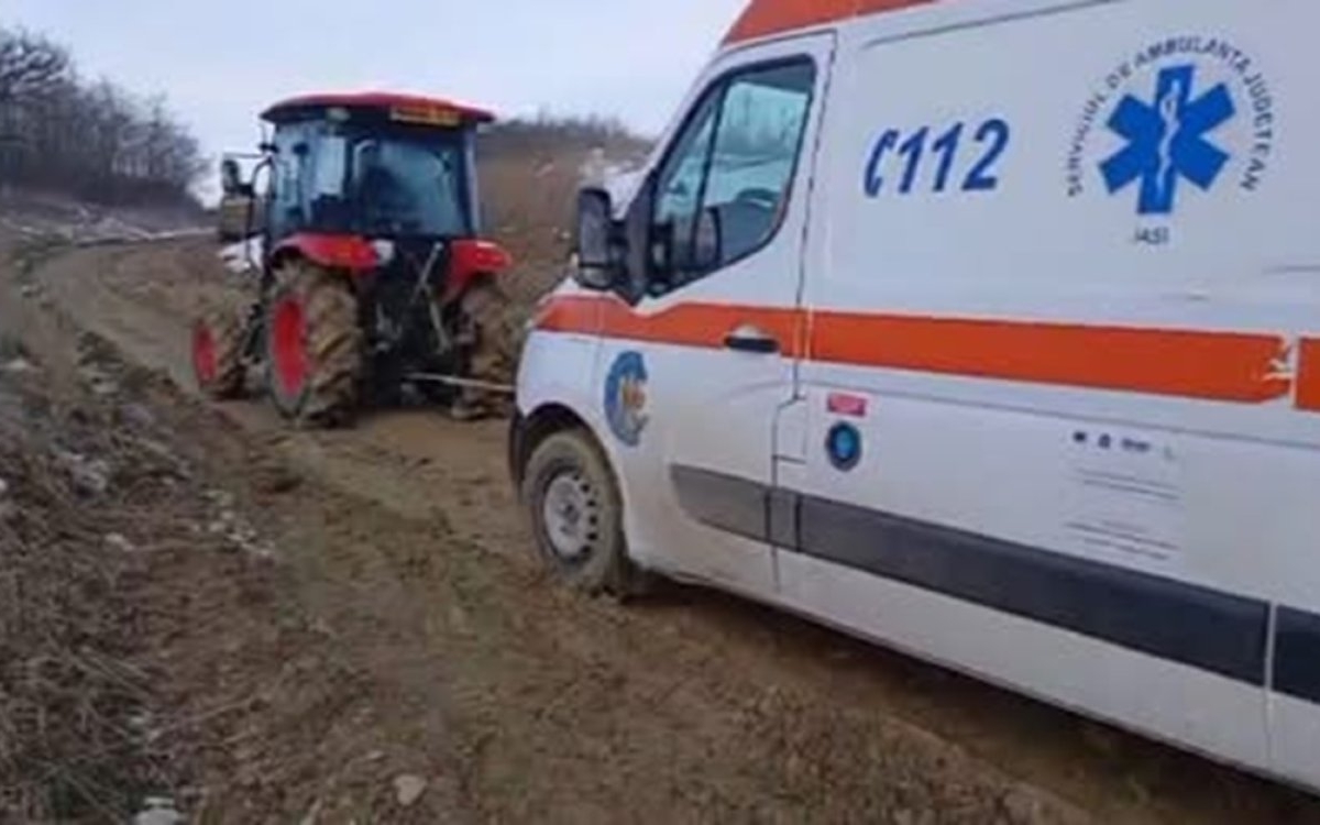 Un bebeluș prematur din Iași a murit după ce salvarea nu a putut ajunge la el. Trei ambulanțe ar fi rămas împotmolite în noroi