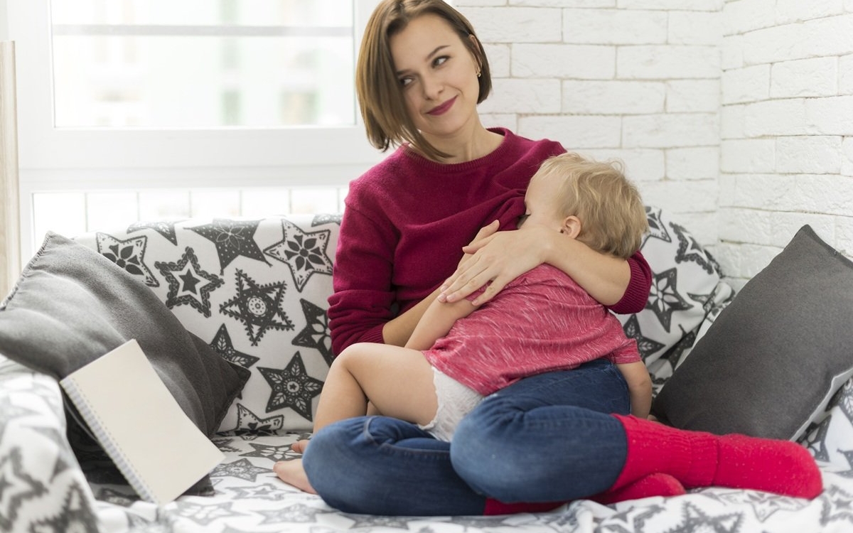 Mamele care aleg să alăpteze mai mult de doi ani. Decizia care încă naște discuții aprinse în grupurile de părinți