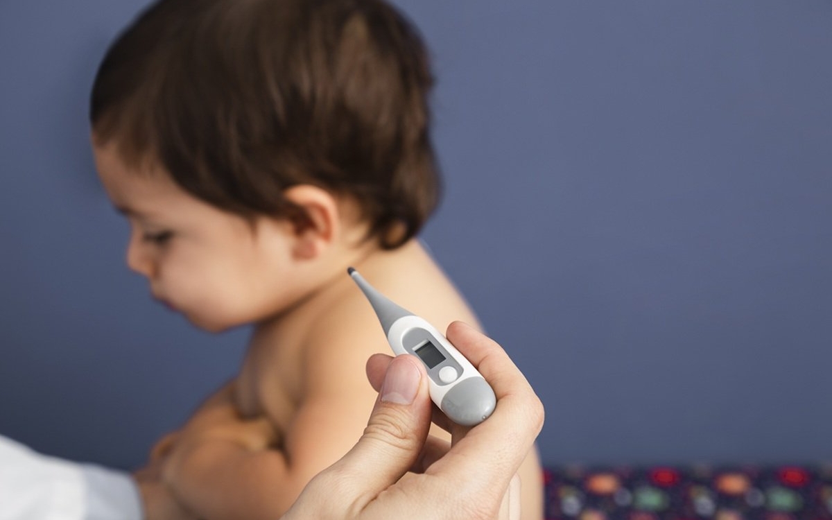 „A făcut febră după vaccin.” Ce spun medicii despre cea mai frecventă reacție la bebeluși