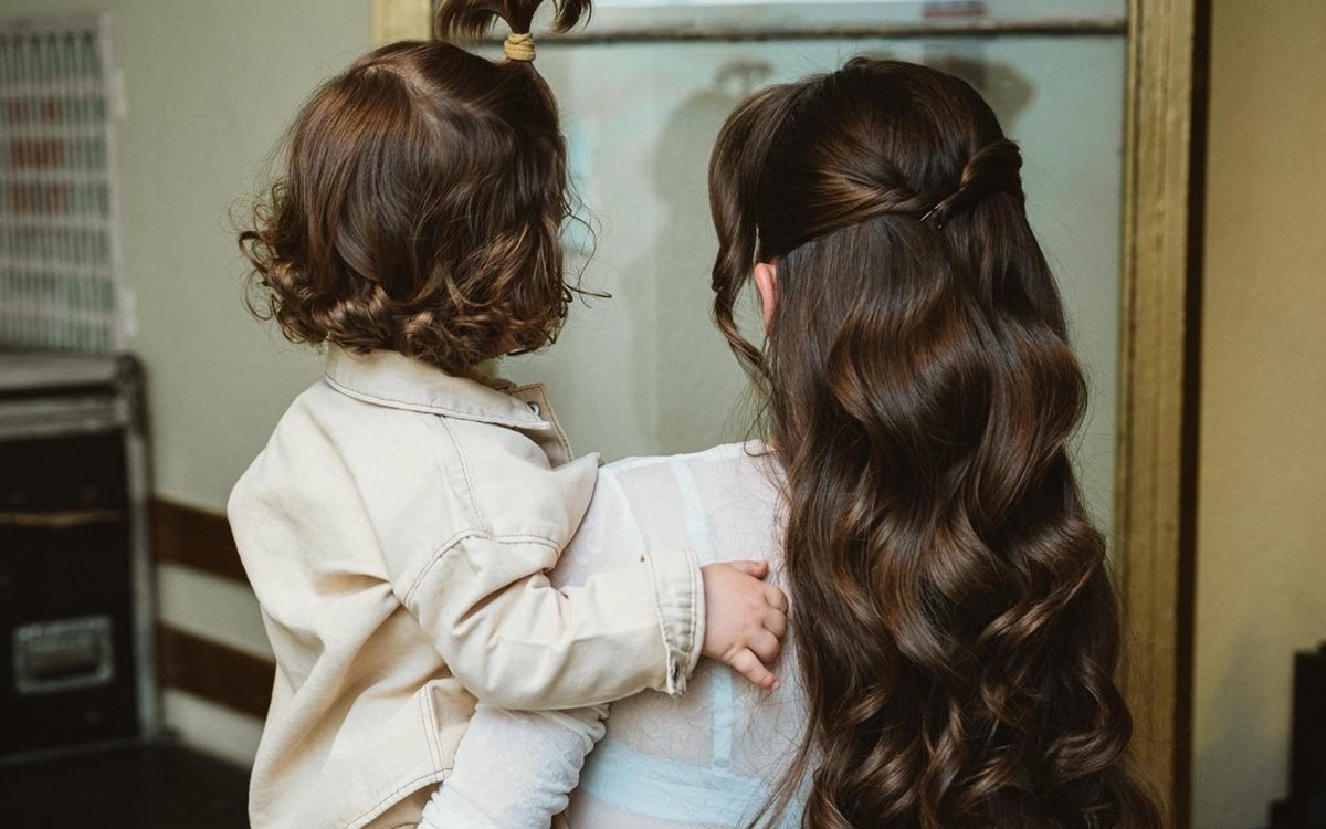 De ce nu-și expune Theo Rose fiul pe internet. „Nu e ca și cum îl port cu cagulă pe față"