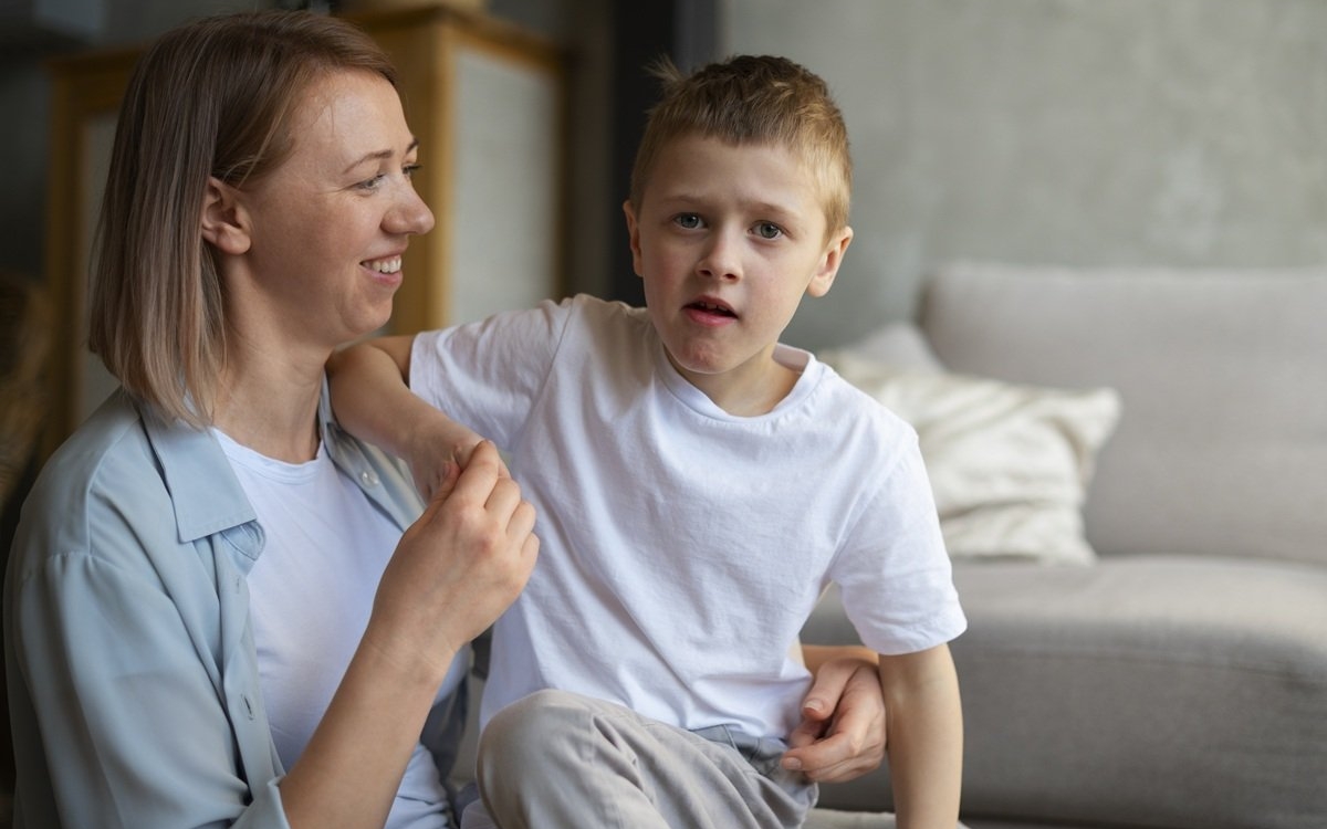 Copilul care evită contactul vizual: ce spun specialiștii despre acest semn