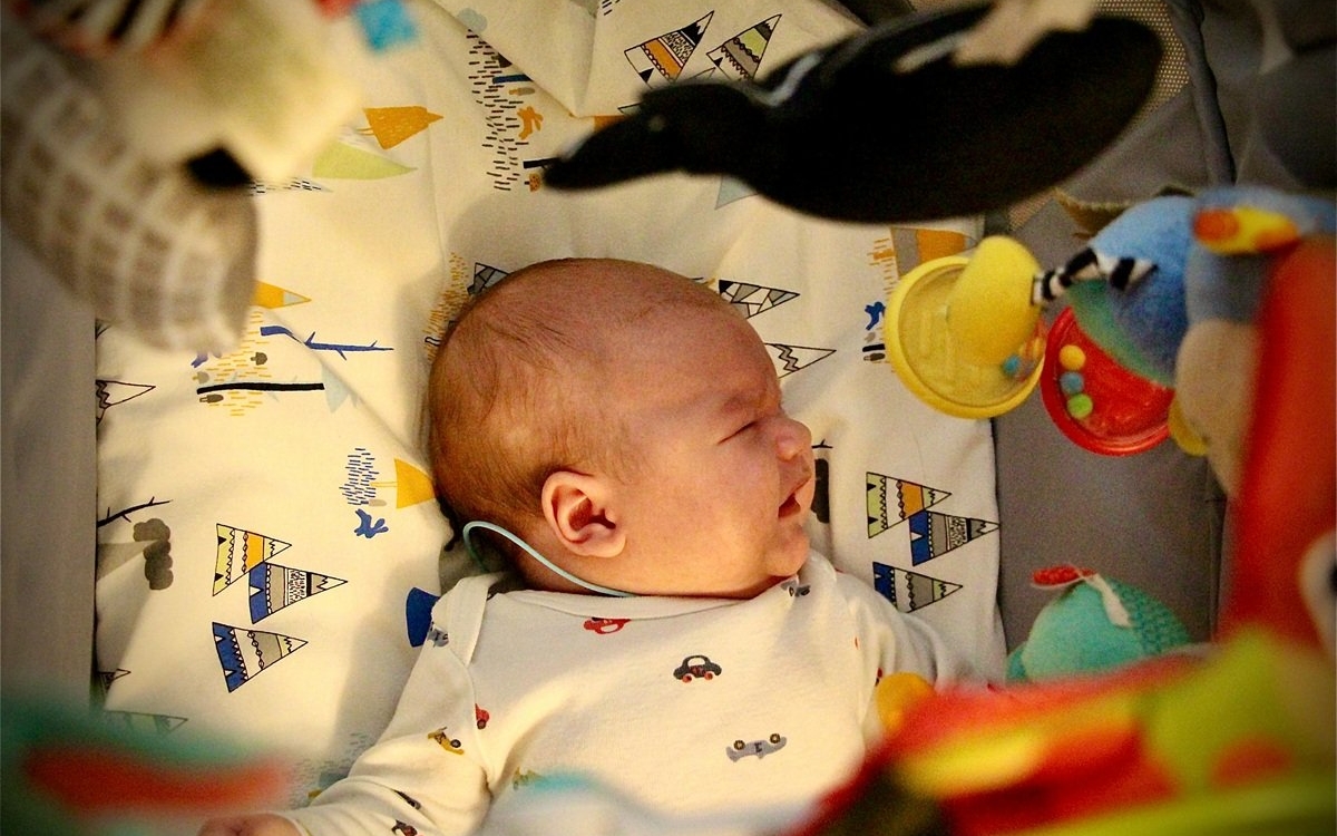 De ce se trezesc bebelușii atât de des noaptea în primul an de viață