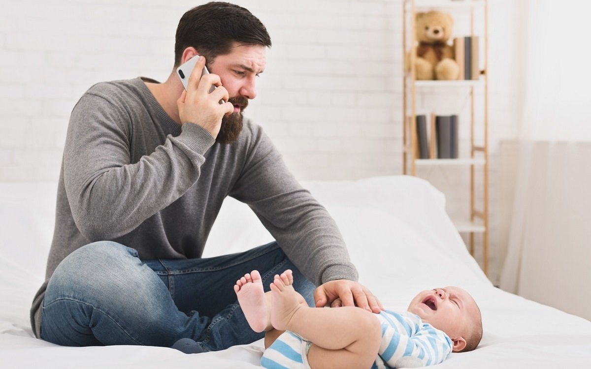 Pe bebe îl doare burtica? Ce putem face pentru a diminua disconfortul provocat de colici