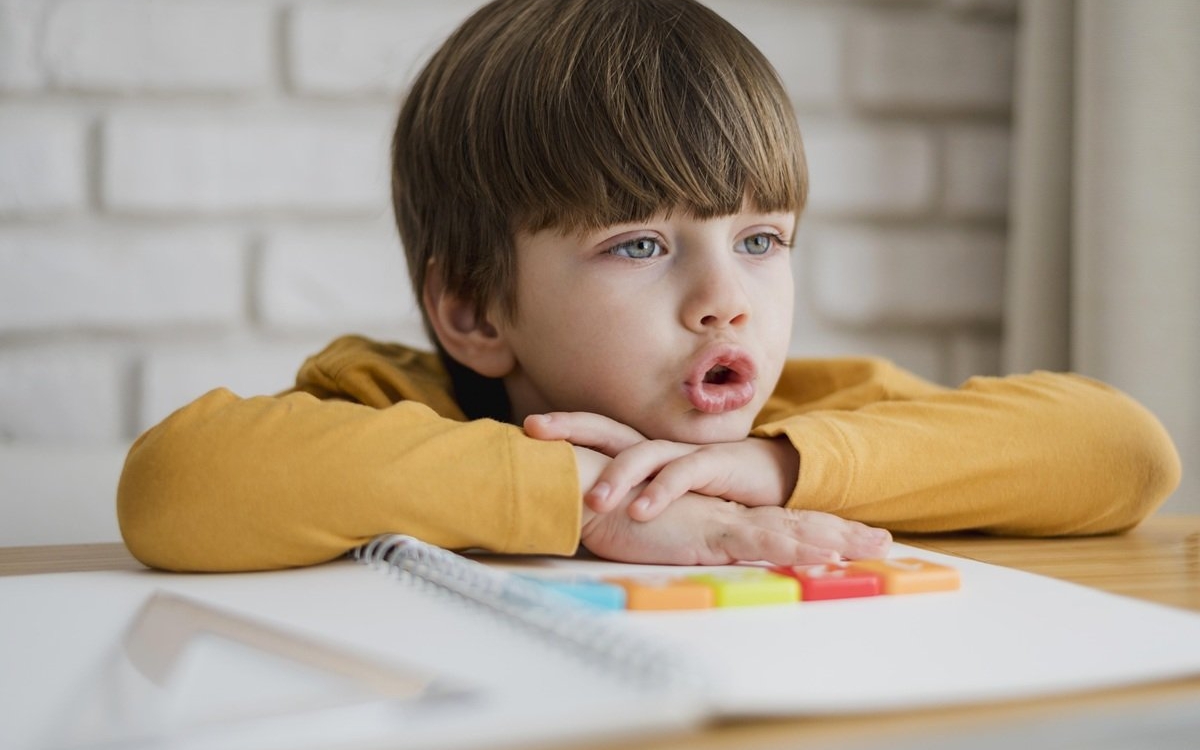 Problemele de concentrare la copii: când pot ascunde o tulburare de dezvoltare