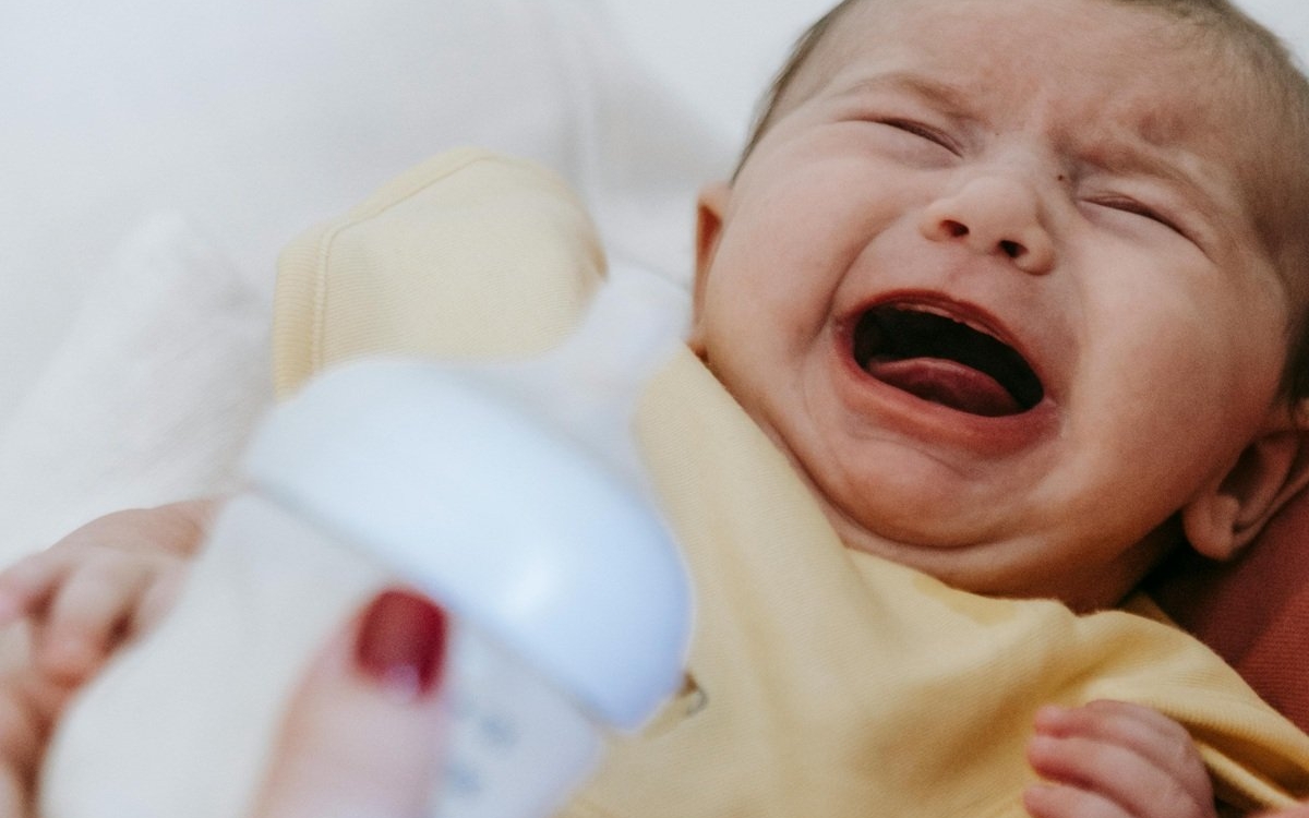 Bebelușul care refuză laptele: situația care apare brusc în primul an