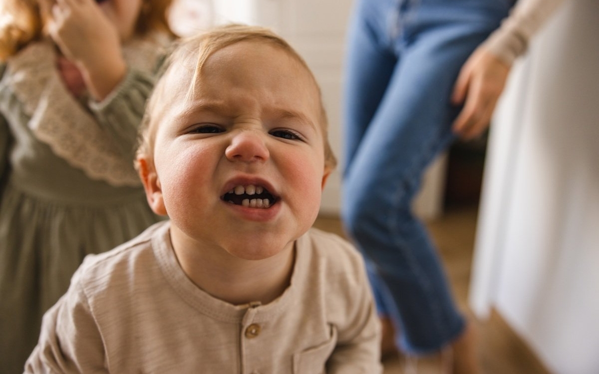 Crizele de furie la 2 ani. Momentul în care mulți părinți simt că pierd controlul