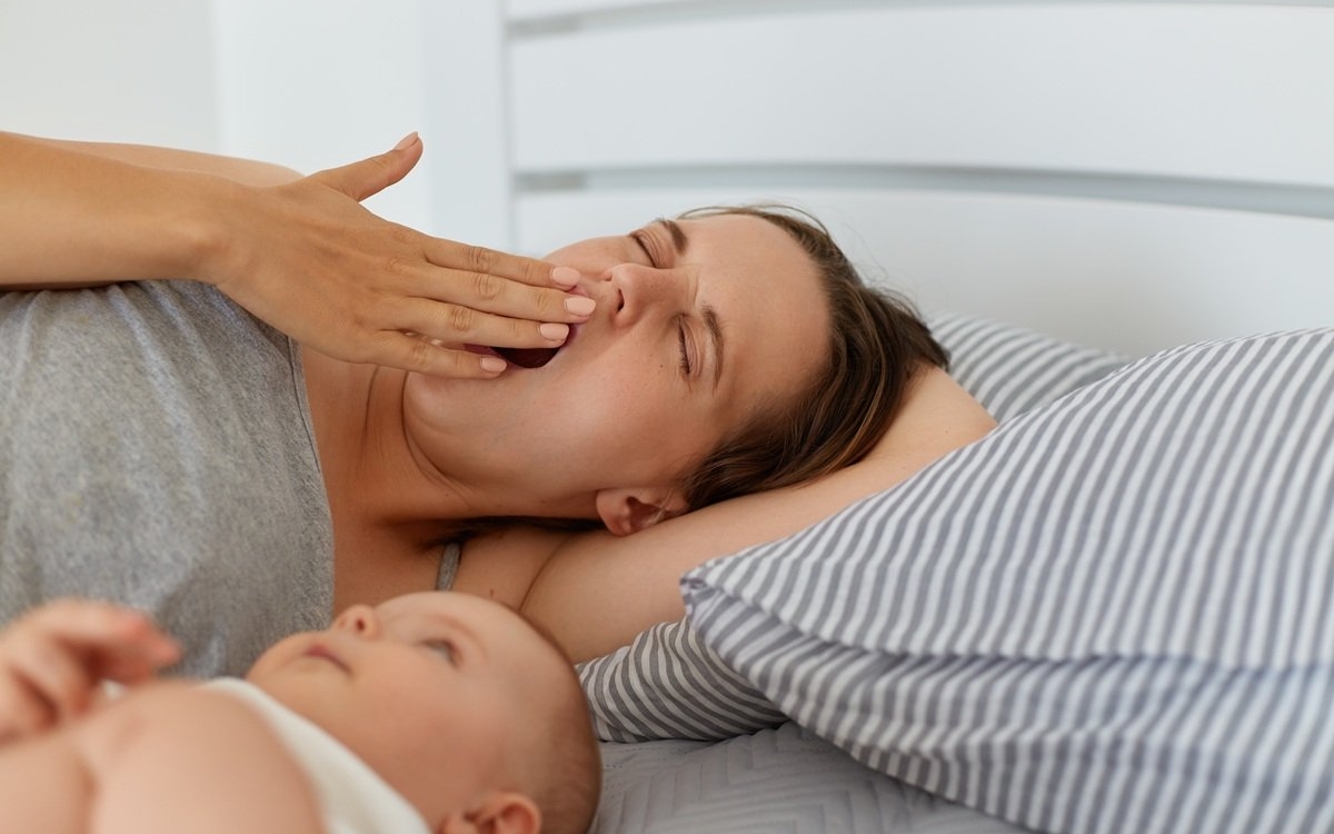 Epuizarea extremă după naștere. Starea care afectează mai multe mame decât se crede