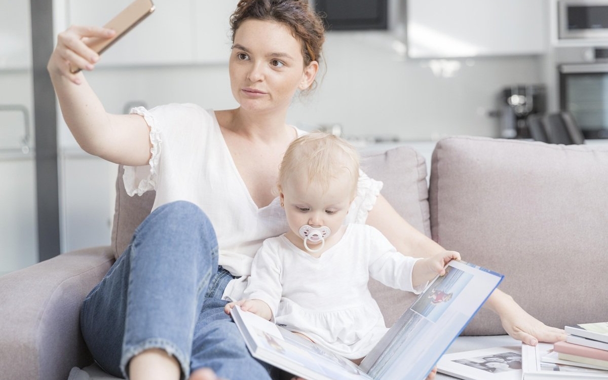 Presiunea de a fi „mama perfectă”: standardul imposibil impus de social media