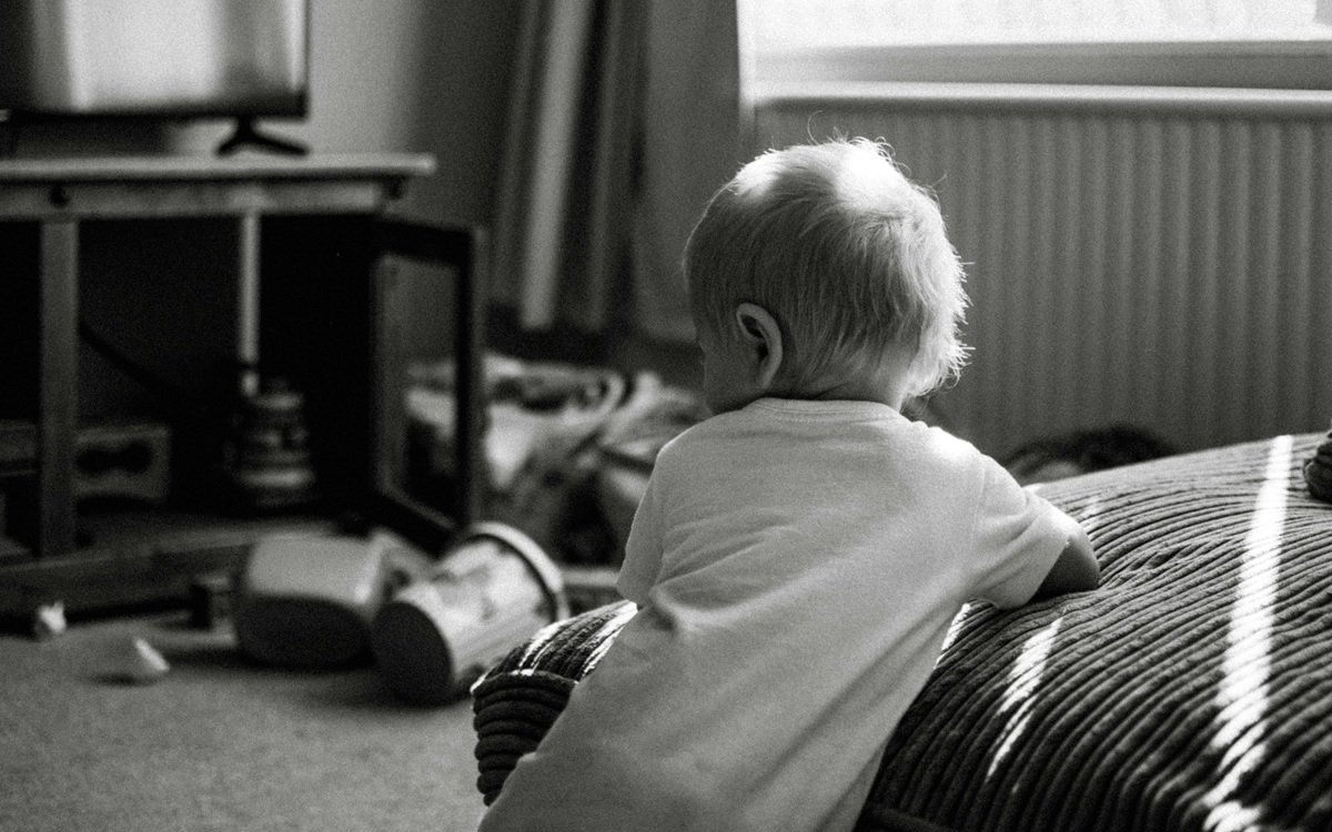 Caz absolut șocant în Satu Mare. Doi copii de 2 și 4 ani au fost găsiți legați cu o funie de calorifer de proprii părinți