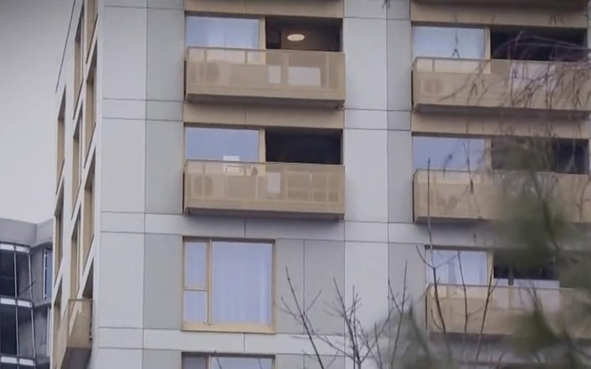 Noi detalii tulburătoare ies la iveală în cazul copilului mort după ce a căzut de la etajul 9. Mama acestuia l-ar fi împins pe geam