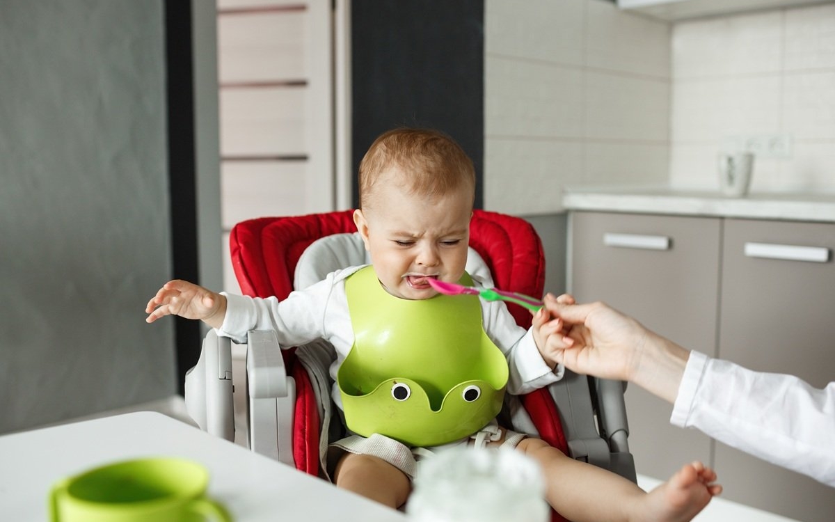 „Nu vrea să mănânce nimic.” Trucurile care îi ajută pe părinți să treacă peste orice refuz în diversificare