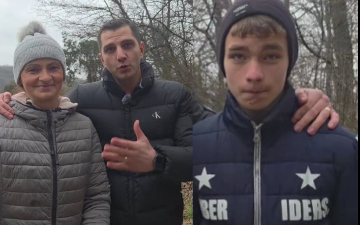 Mama lui Răzvan, copilul de 13 ani care vinde urzici la marginea drumului, susține că fiul ei are o copilărie normală. „E un copil normal, bate mingea, are două biciclete"