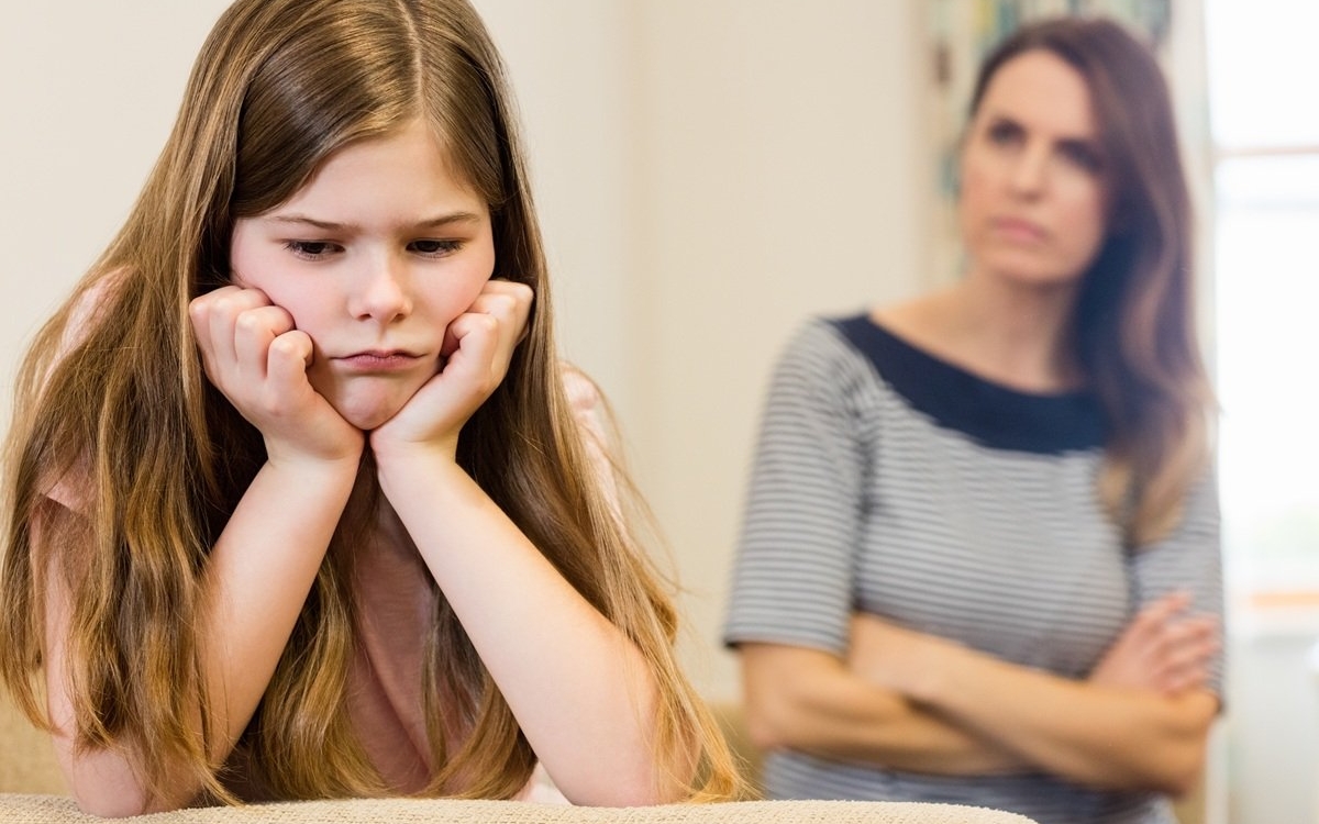 „Nu mă ascultă deloc.” De ce controlul excesiv poate rupe relația cu copilul