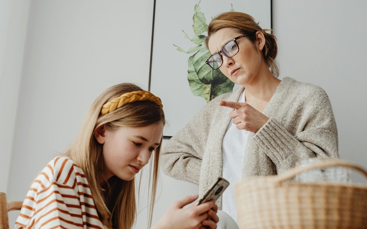 „Nu vreau să vorbesc cu tine" sau „Ieși din camera mea".  Momentul în care relația părinte-adolescent începe să se rupă