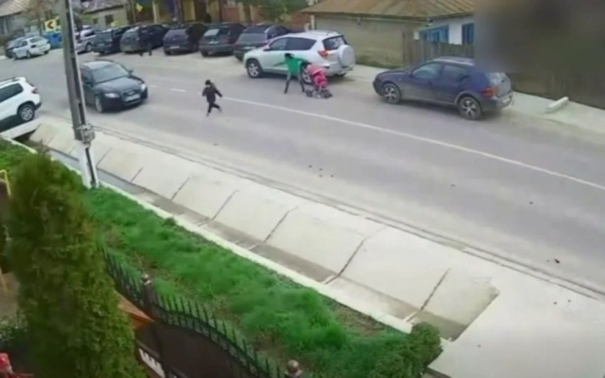 Un copil de patru ani din Bacău a fost lovit din plin de o mașină. A fost salvat de o studentă la Medicină