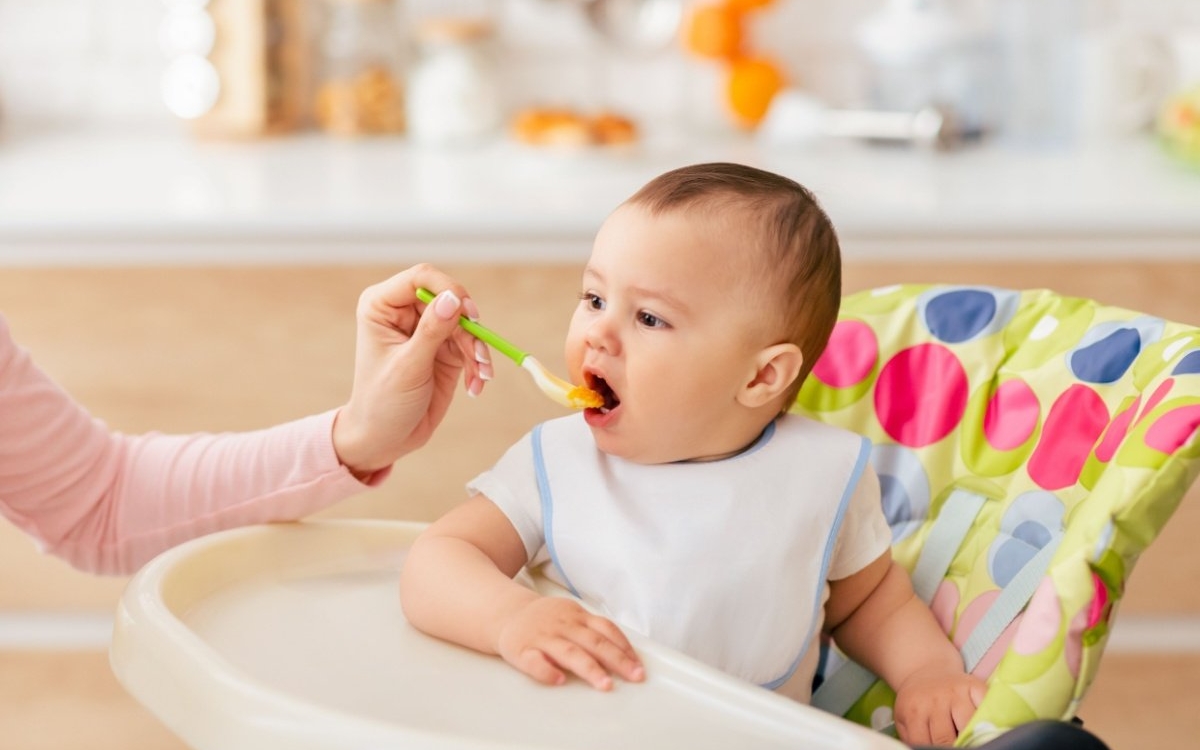 Ghid complet despre diversificarea alimentației sugarului: ce trebuie să știi în funcție de vârstă?