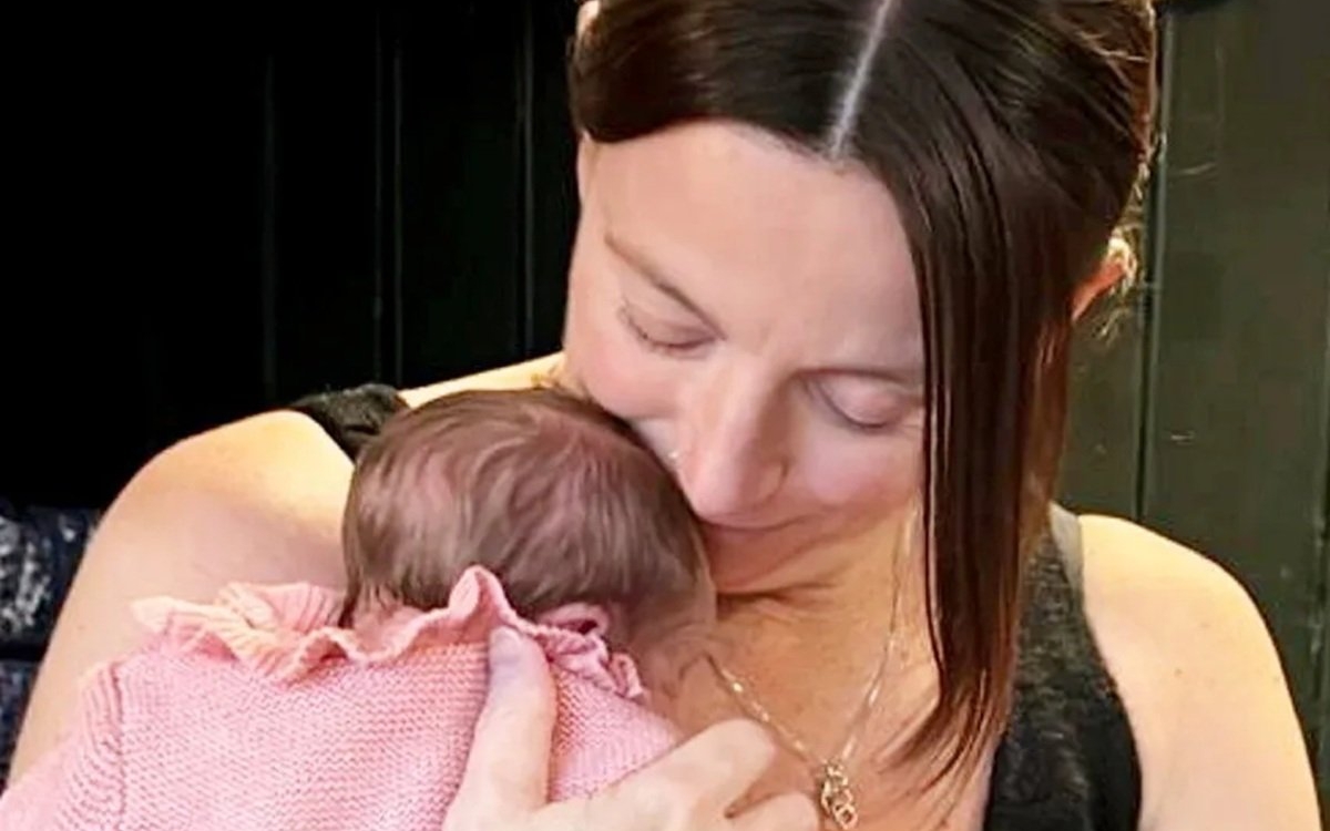 Bebeluș de 8 luni cu meningită, a fost salvat de propria mamă care și-a dat seama că este ceva în neregulă cu privirea ei. A fost la un pas de moarte