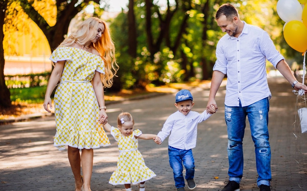 Suntem generația de părinți blocați între „așa m-au crescut părinții mei” și „nu vreau să repet asta”. Cum găsim echilibrul pentru copiii noștri?