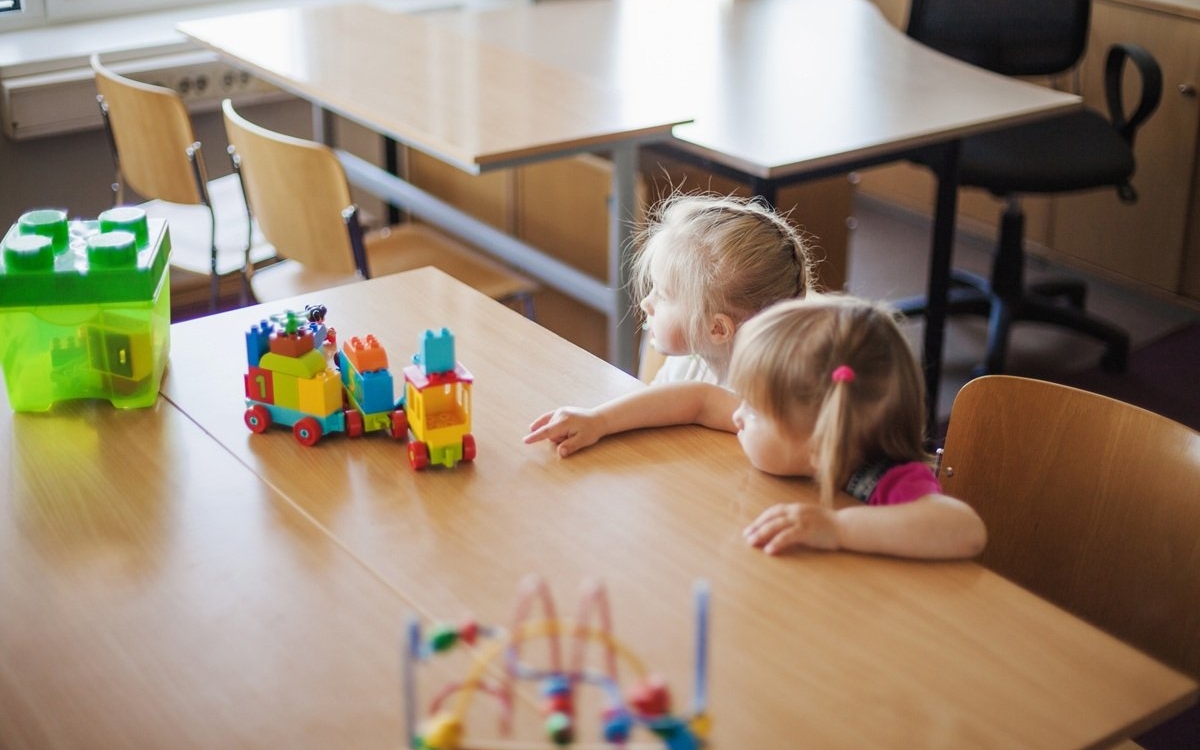 „Mă faci pe mine, îţi iei două capace de nu te vezi". O educatoare de 27 de ani din Craiova este acuzată că ar agresa fizic și verbal copiii