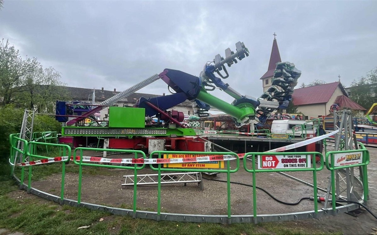 La un pas de tragedie! 17 copii din Caransebeș au ramas blocați într-un carusel cu capul în jos