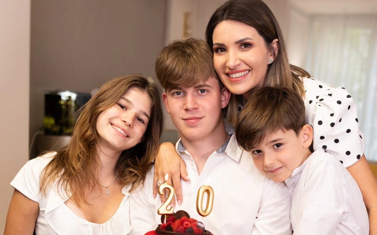 Ela Crăciun în lacrimi la aniversarea fiului său Alex care a împlinit 20 de ani