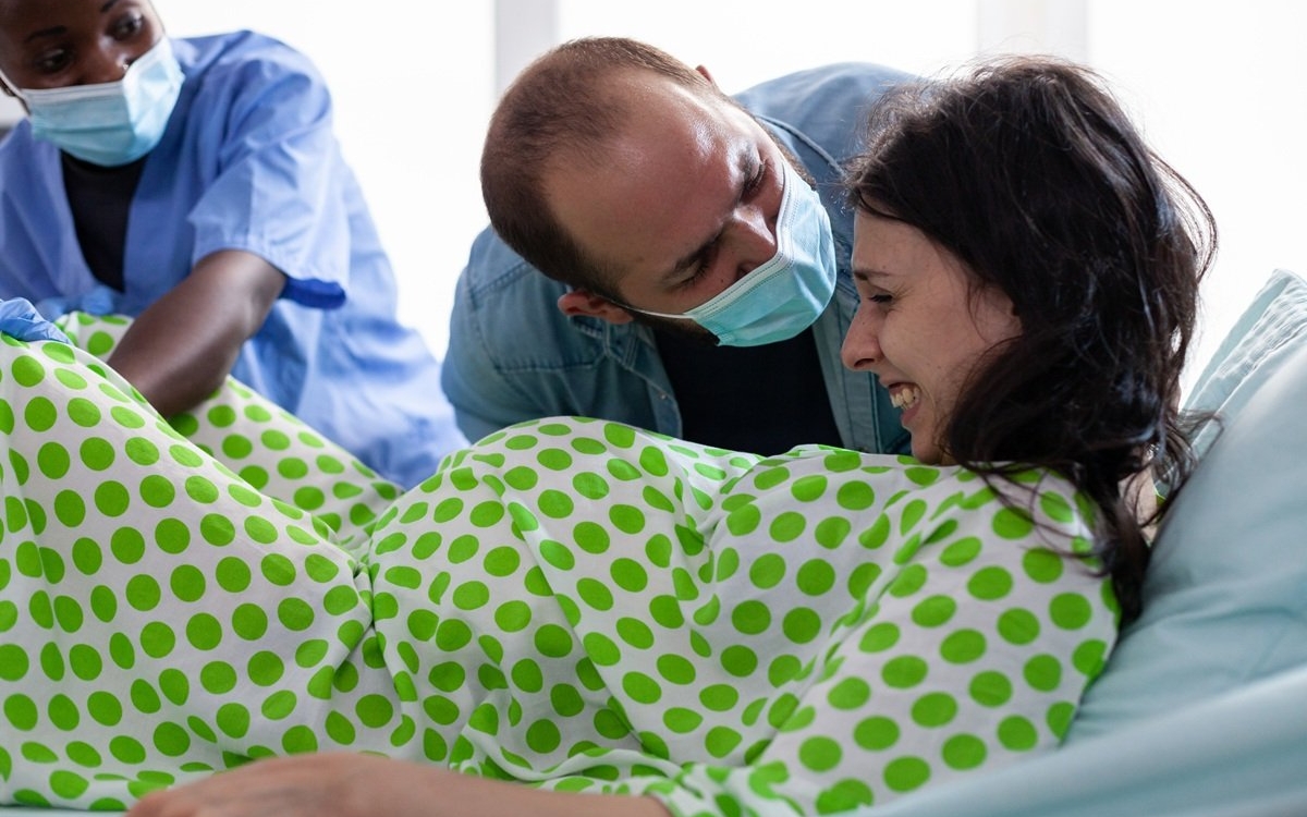 Nu, femeile nu sunt menite să nască pe spate și n-au făcut-o de când lumea și pământul. UN BĂRBAT a decis asta!