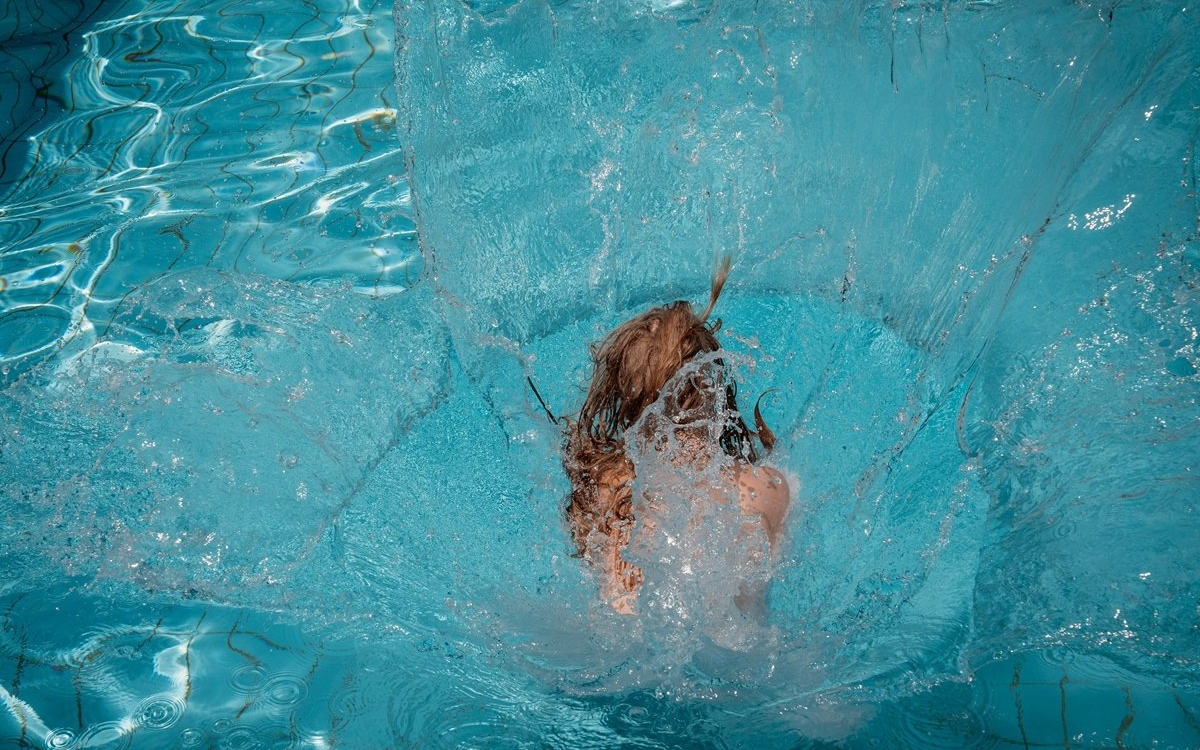 Laura, o fetiță de 12 ani și-a găsit sfârșitul într-un tragic moment de neatenție, la piscină