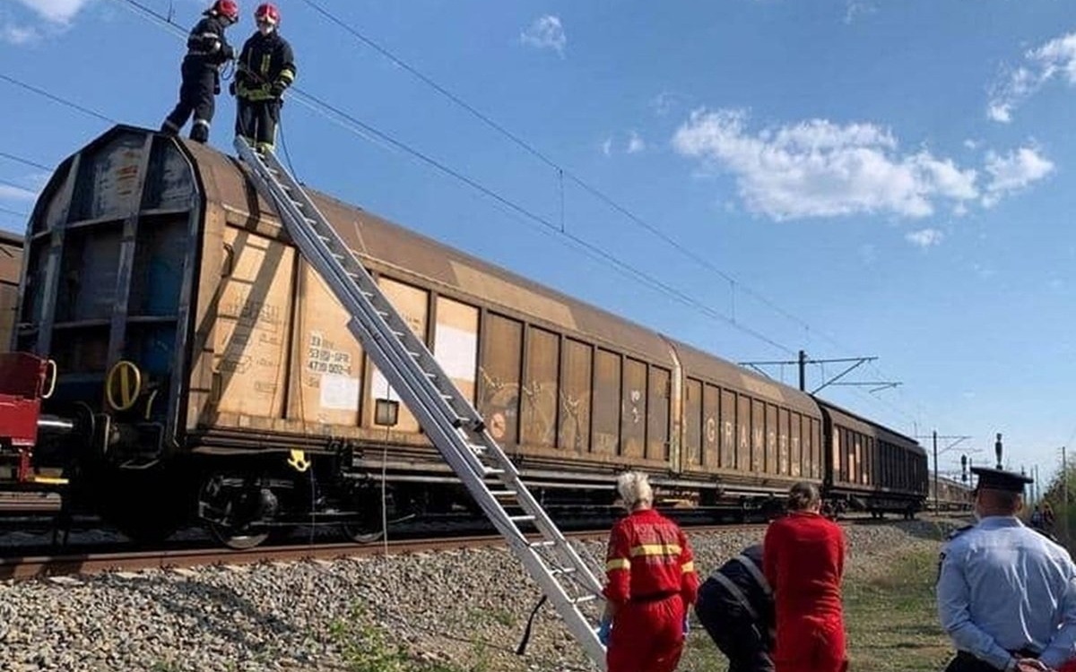 Un copil de 10 ani se zbate între viață și moarte după ce s-a urcat pe un tren și s-a electrocutat