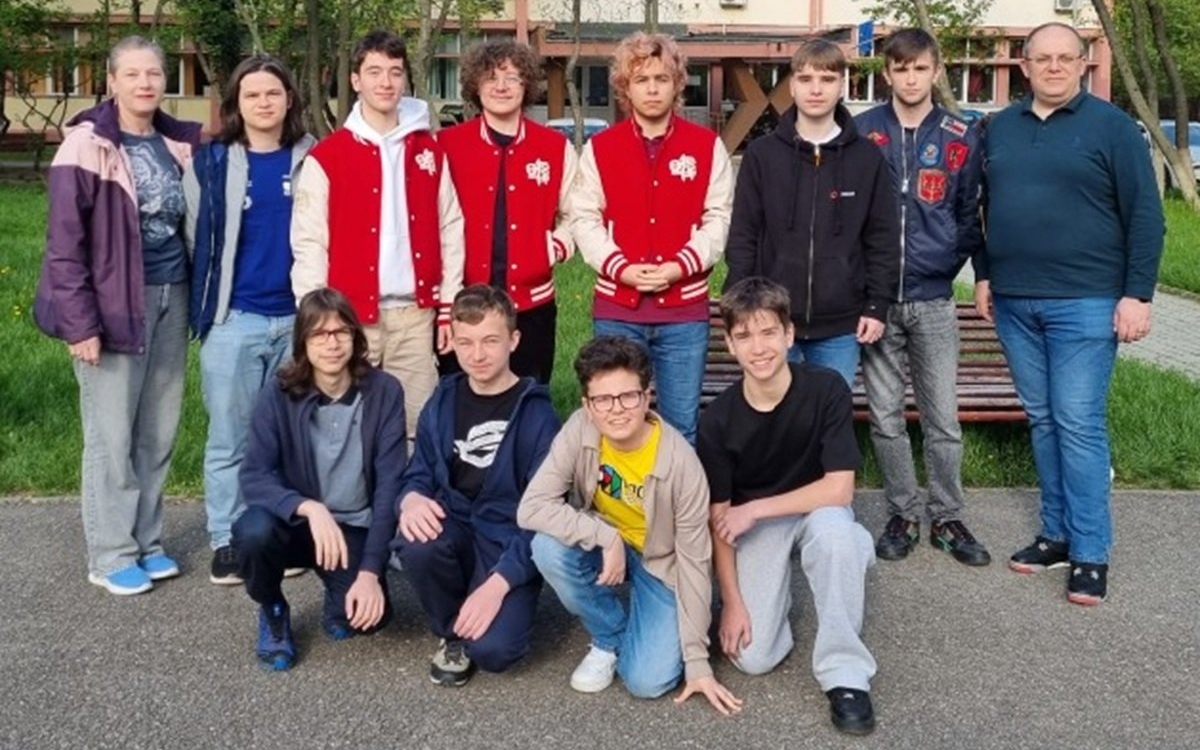 Faceți cunoștință cu geniile țării! Elevii români au adus acasă 6 medalii de aur și 2 de argint de la Turneul Internațional avansat de informatică