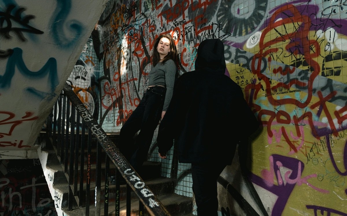 Dragi părinți, drogurile nu intră în viața unui adolescent cu scandal. Uneori intră printr-un coleg simpatic și o zi proastă