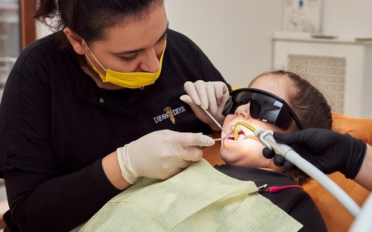 Copilul tău refuză să meargă la stomatolog? Vezi cum pedodonția laser transformă vizita la dentist într-o experiență plăcută