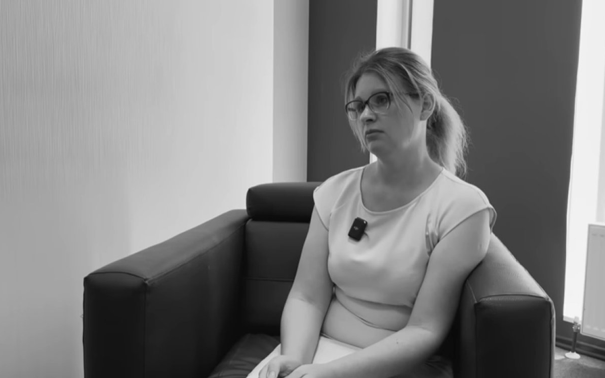 „Amanta soțului a rămas gravidă și am fost nevoită să părăsesc casa cu 2 copii mici”. Silvia a aflat pe propria piele că viața poate bate filmul