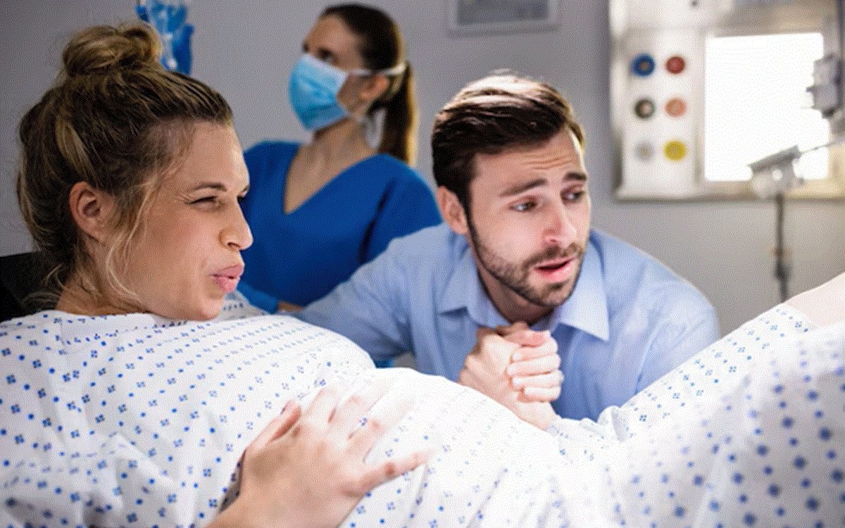 Nou în România. O senatoare USR a propus un proiect de lege prin care tații să fie primiți în sala de naștere