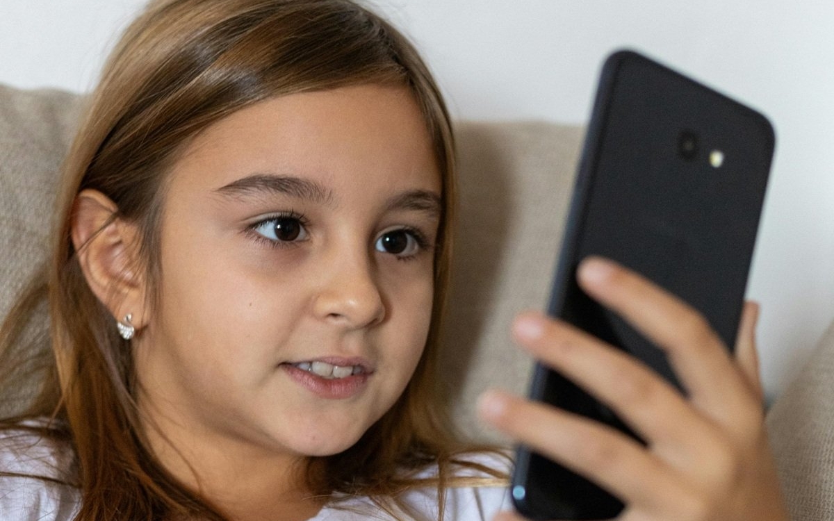 Am vrut să nu fie „ultimul copil din clasă fără telefon” și acum regret amarnic decizia. De la ce vârstă TREBUIE să aibă un copil telefon