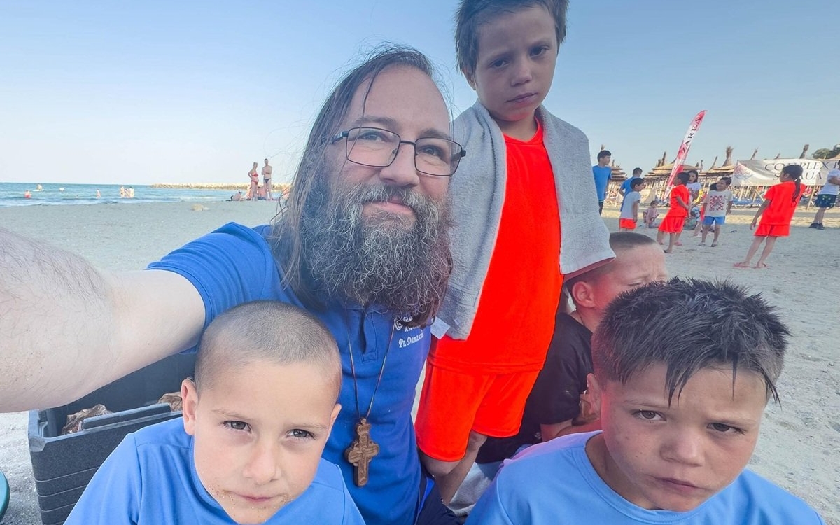 1.500 de copiii din Iași vor merge pentru prima dată la mare, cu ajutorul părintelui Damaschin. Primii 100 vor ajunge la Eforie Nord imediat după ce se termină școala