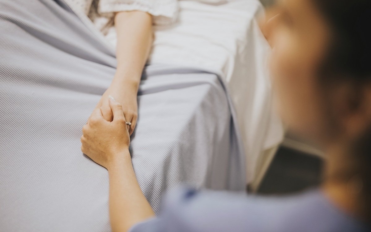„Îmi amintesc doar 6, 7 asistente care se chinuiau să-mi ia pulsul". O mamă a fost la un pas de moarte la o săptămână după ce a născut din cauza septicemiei