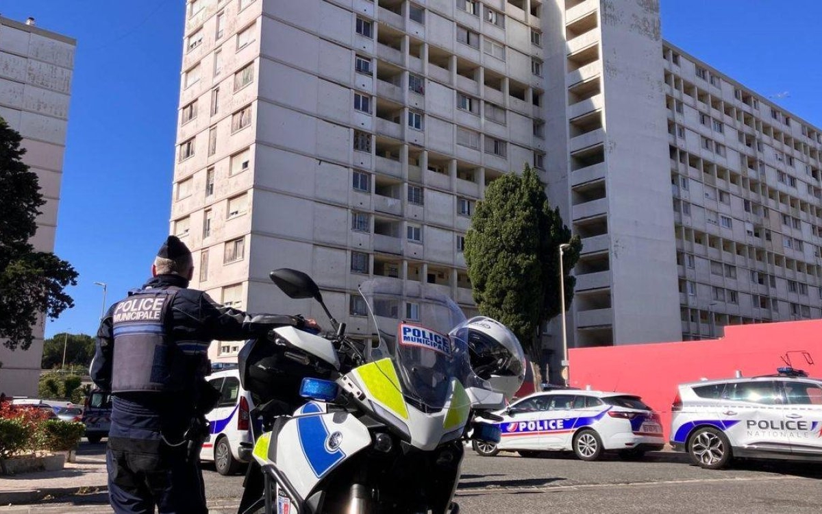 Trei copii de 3, 4 și 6 ani victime într-o tragedie cumplită. Mama lor s-a aruncat de cu ei de la etajul 13