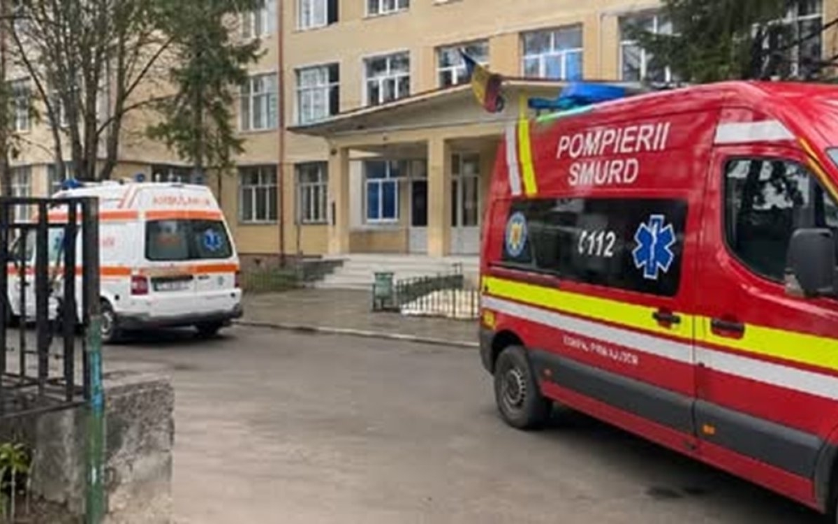 Tragedie în Bacău. Un elev de clasa a VIII-a a murit sub ochii colegilor, în timpul pauzei