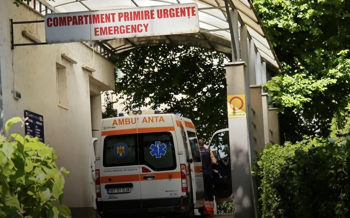 La un pas de tragedie! Un copil de 7 ani din Botoșani a fost găsit inconștient după ce a înghițit un capac de cariocă