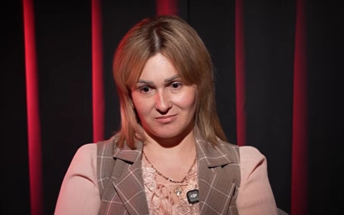 „Eram însărcinată în 2 luni, la 16 ani, când el a luat toporul... Mi-am crescut singură copilul acasă în timp ce soțul se distra cu amanta prin cluburi de noapte"