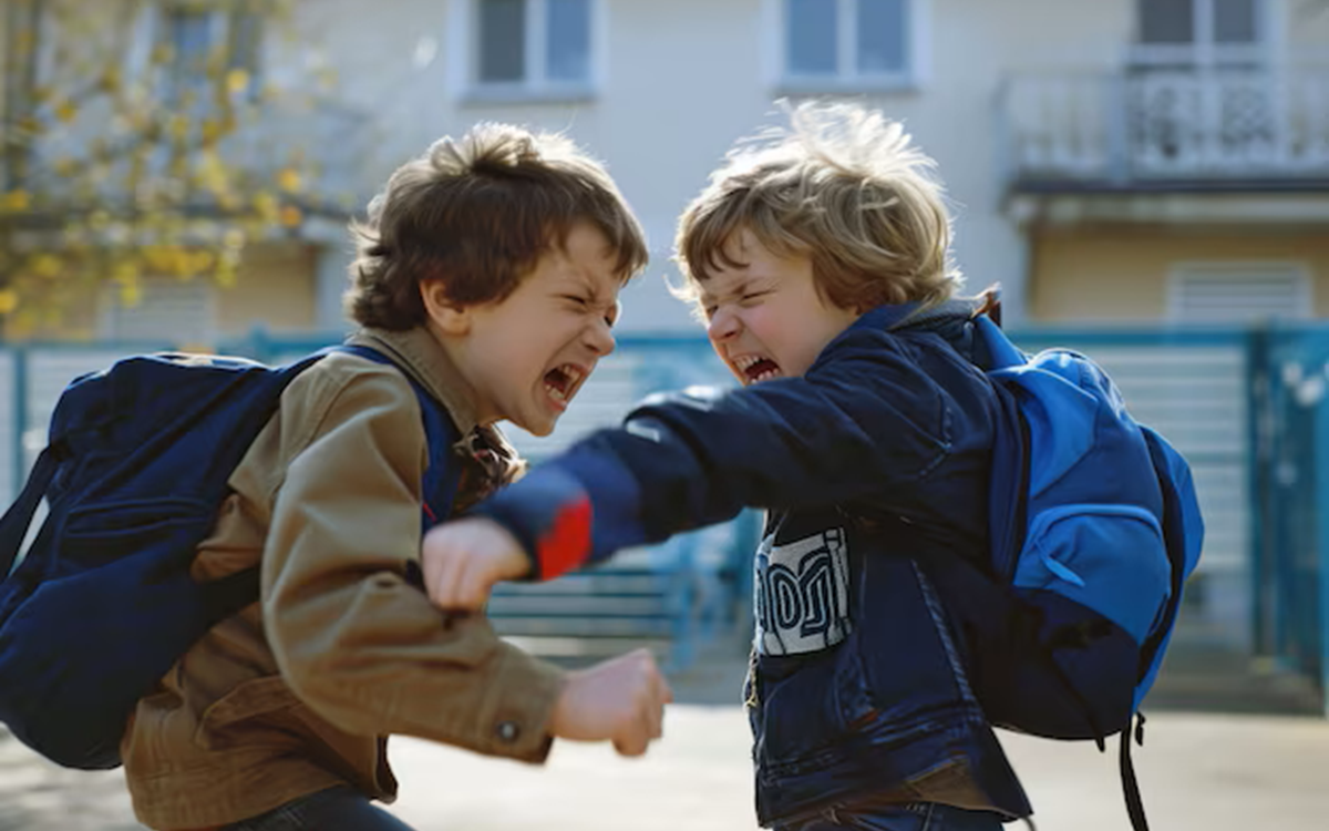 Psihologii explică de ce copilul lovește la grădiniță și ce NU trebuie să îi spui niciodată
