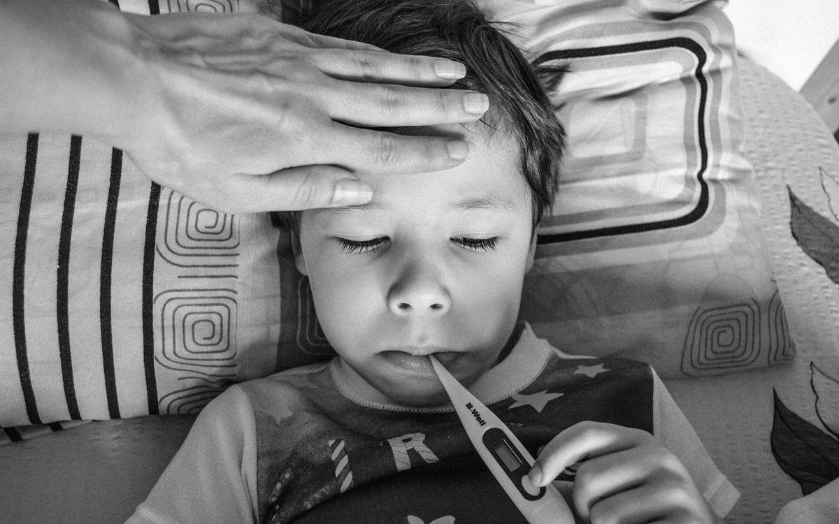 Când devine febra copilului periculoasă? Semnele care ar trebui să te trimită urgent la medic