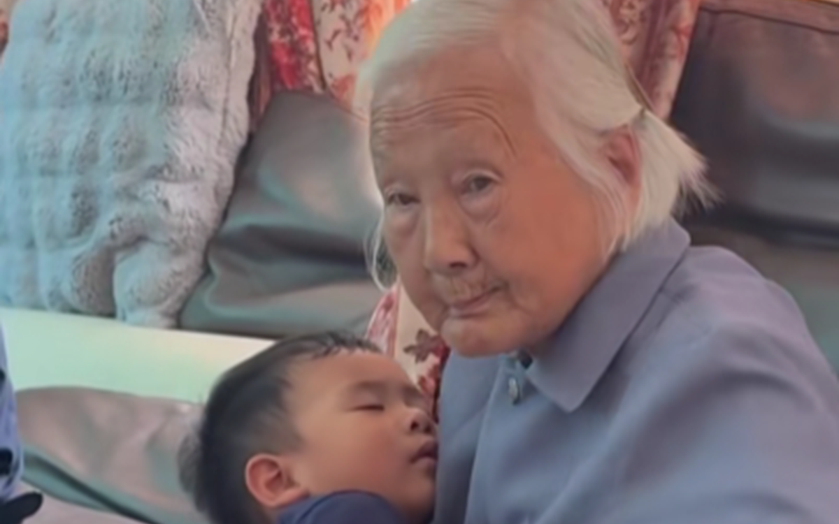 Clipul viral cu o bunică de 91 de ani din China care își adoarme nepotul printr-o metodă neconvențională a împărțit internetul în 2 tabere