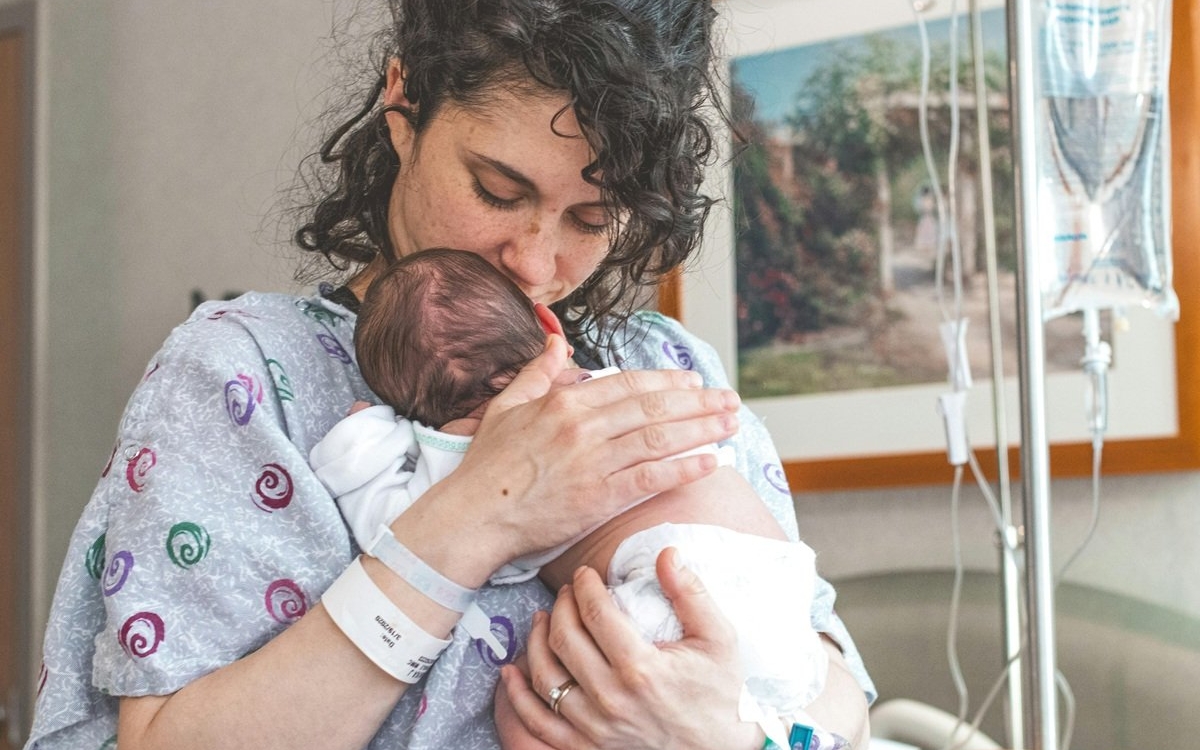 Depresia postpartum poate avea chipul unei mame care pare că zâmbește în fiecare zi. O tânără mamă și-a pus capăt zilelor la câteva luni după naștere