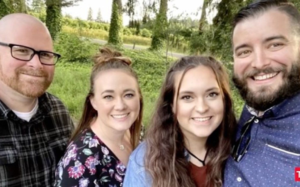 Cine este tatăl? Familia poliamoroasă care a stârnit controverse în online după ce au a afirmat că nu știu cine este tatăl biologic al copilului cel mic