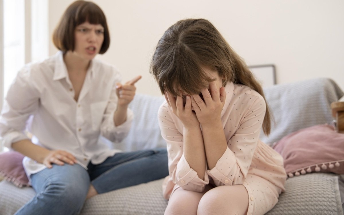 Specialiștii avertizează: fraza pe care mulți părinți o spun zilnic poate afecta stima de sine a copilului