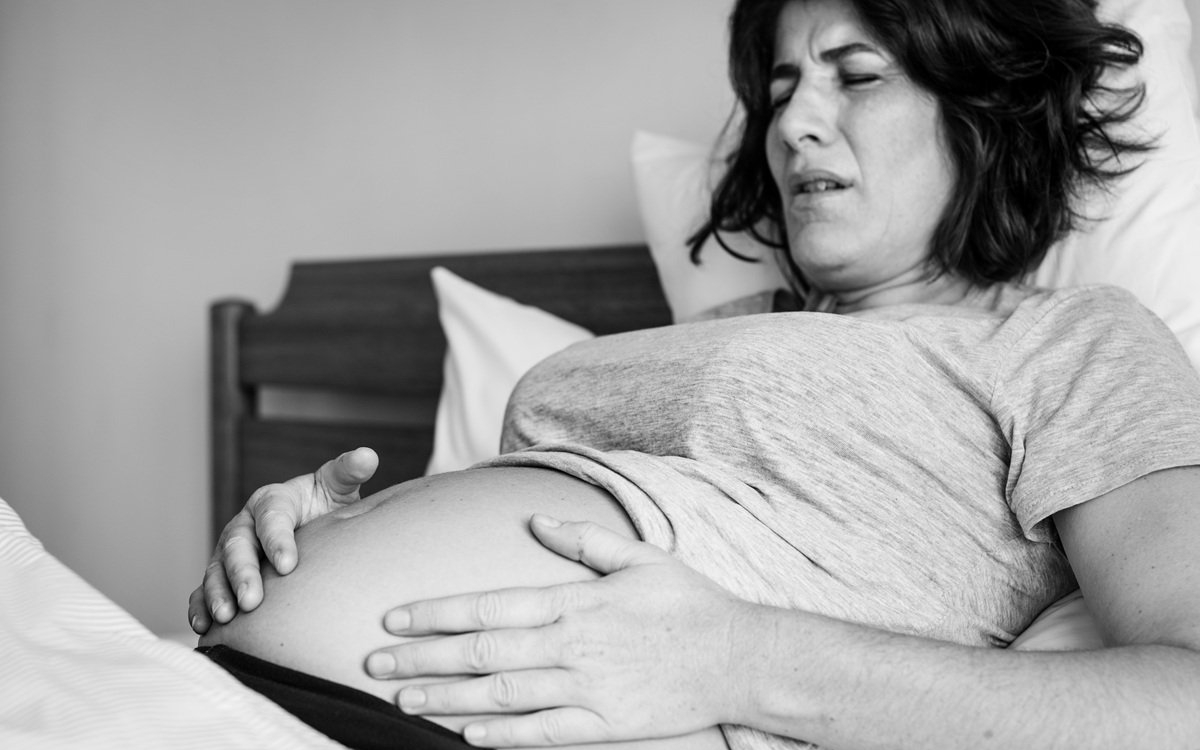 Burta s-a întărit brusc în sarcină? Ce spun medicii despre contracțiile false